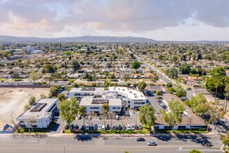 1710 W Cameron Ave, West Covina, CA à louer Photo de l’immeuble– Image 1 sur 2