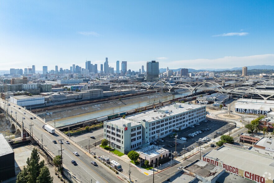 2155 E 7th St, Los Angeles, CA à louer - Photo de l’immeuble – Image 3 sur 9