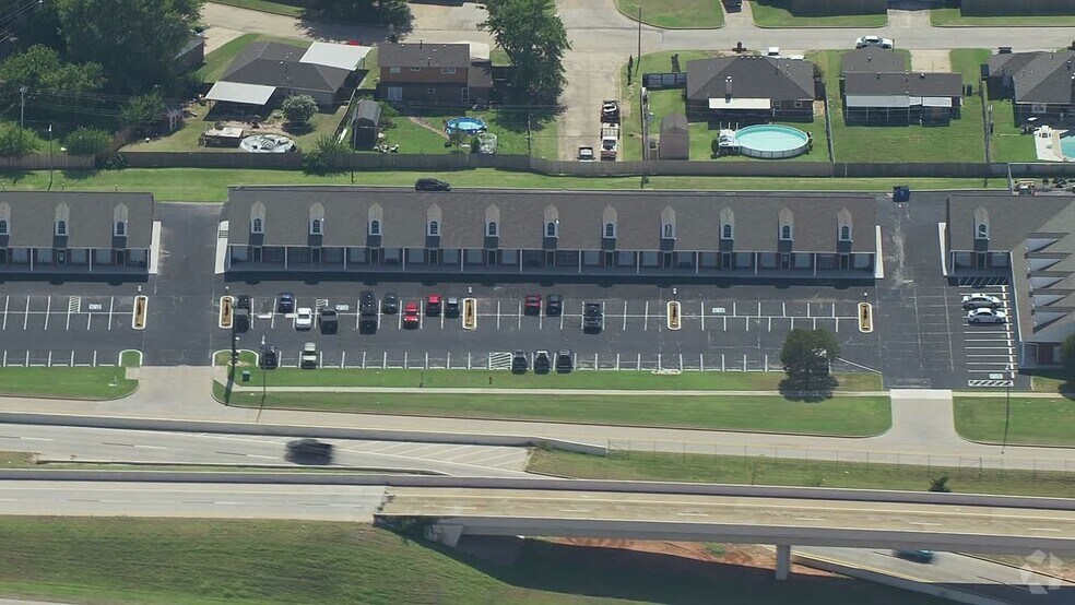 1917-1965 N Moore Ave, Moore, OK à vendre - Vidéo aérienne – Image 2 sur 4