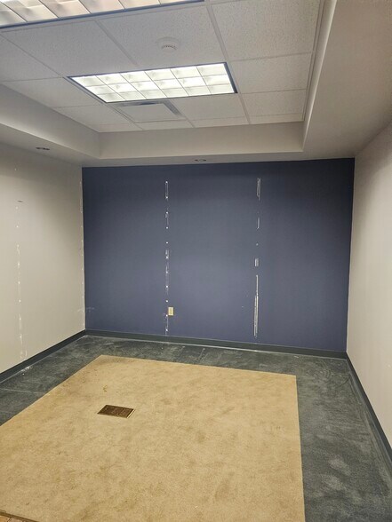 1251 Eastport Centre Dr, Valparaiso, IN à louer - Photo intérieure – Image 2 sur 6