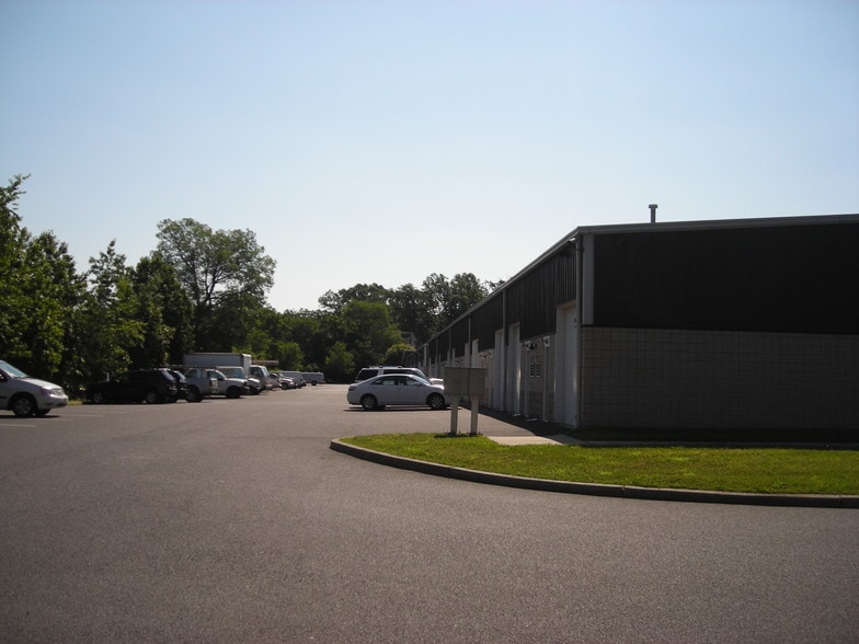 77 Pension Rd, Manalapan, NJ à louer - Photo de l’immeuble – Image 2 sur 4