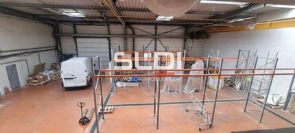 Rue Du 35eme Regiment D'Aviation, Bron à louer Photo de l’immeuble– Image 2 sur 8