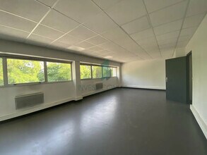 Local d’activités dans SAINT-OUEN-L'AUMONE à louer Photo de l’immeuble– Image 2 sur 5