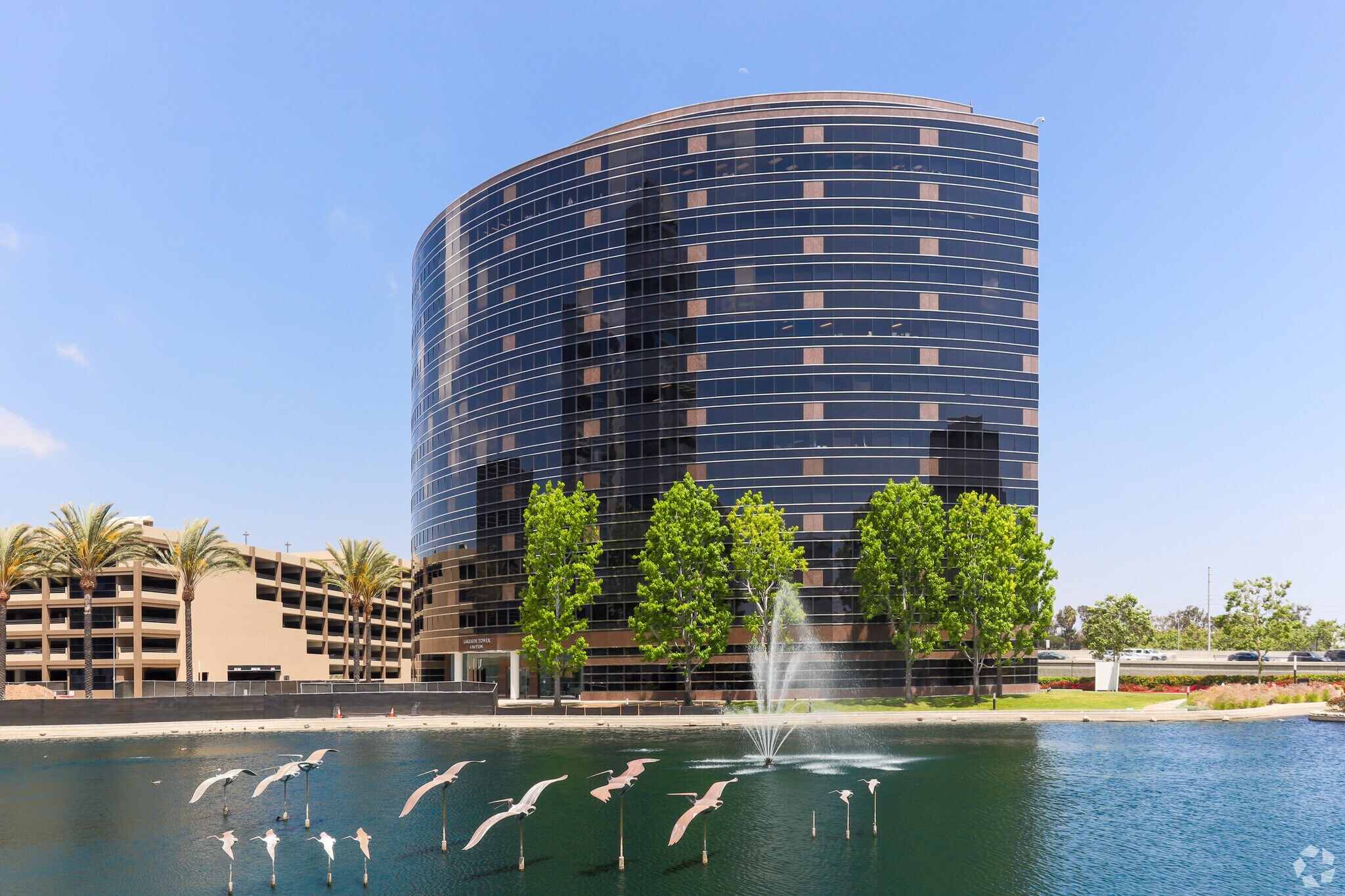 4 Hutton Centre Dr, Santa Ana, CA à louer Photo principale– Image 1 sur 7