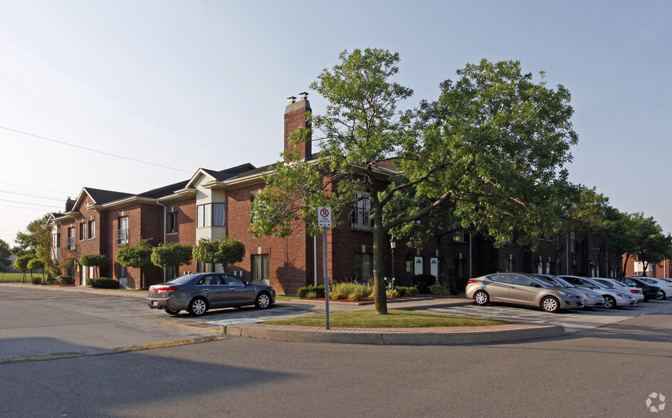 5401 Eglinton Ave W, Toronto, ON à vendre - Photo principale – Image 1 sur 8