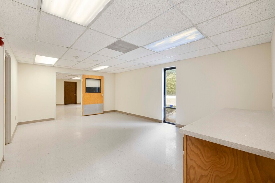 2 Airport Rd, Hopedale, MA à louer - Photo de l’immeuble – Image 3 sur 10