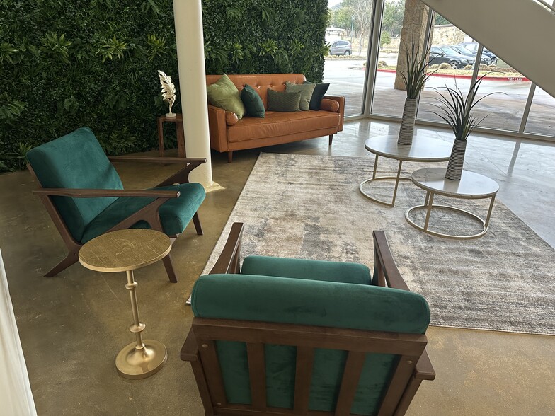 2540 King Arthur Blvd, Lewisville, TX à louer - Photo de l’immeuble – Image 3 sur 49