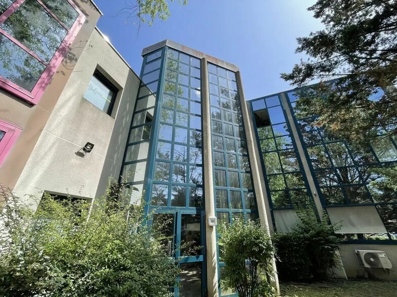 Bureau dans Saint-Genis-Laval à louer - Photo de l’immeuble – Image 1 sur 12