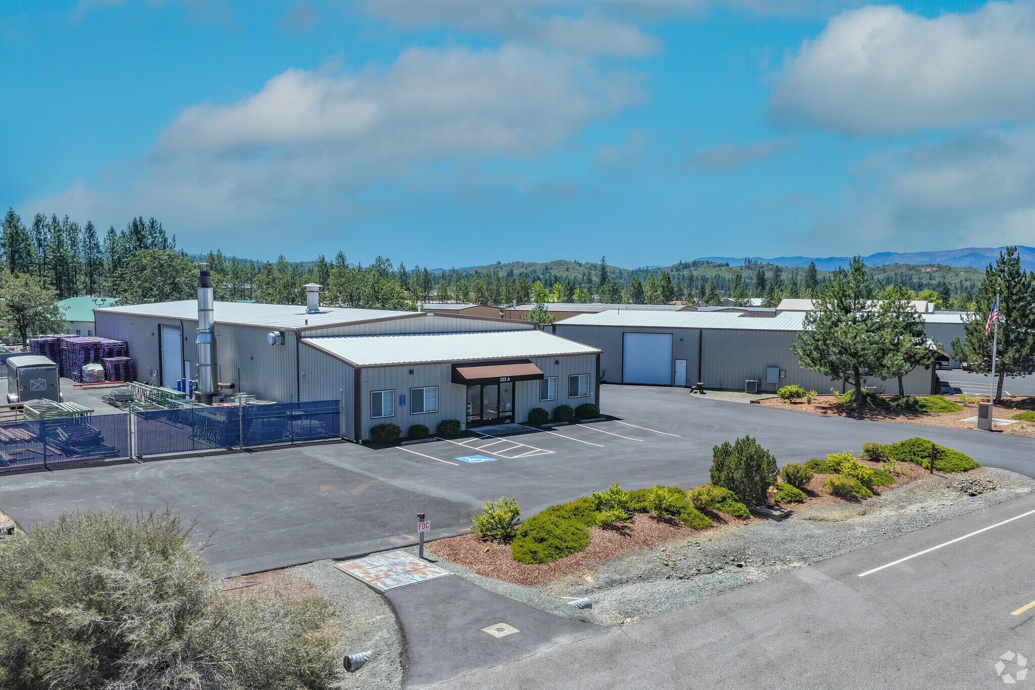 325 Tech Way, Grants Pass, OR à louer Photo principale– Image 1 sur 7