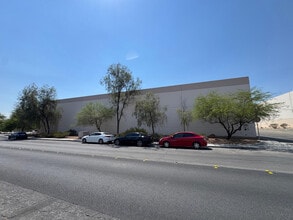 3225 W Post Rd, Las Vegas, NV à louer Photo de l’immeuble– Image 2 sur 5
