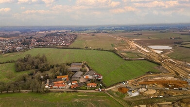 Hall Ln, Long Stratton, NFK - VUE AÉRIENNE  vue de carte - Image1
