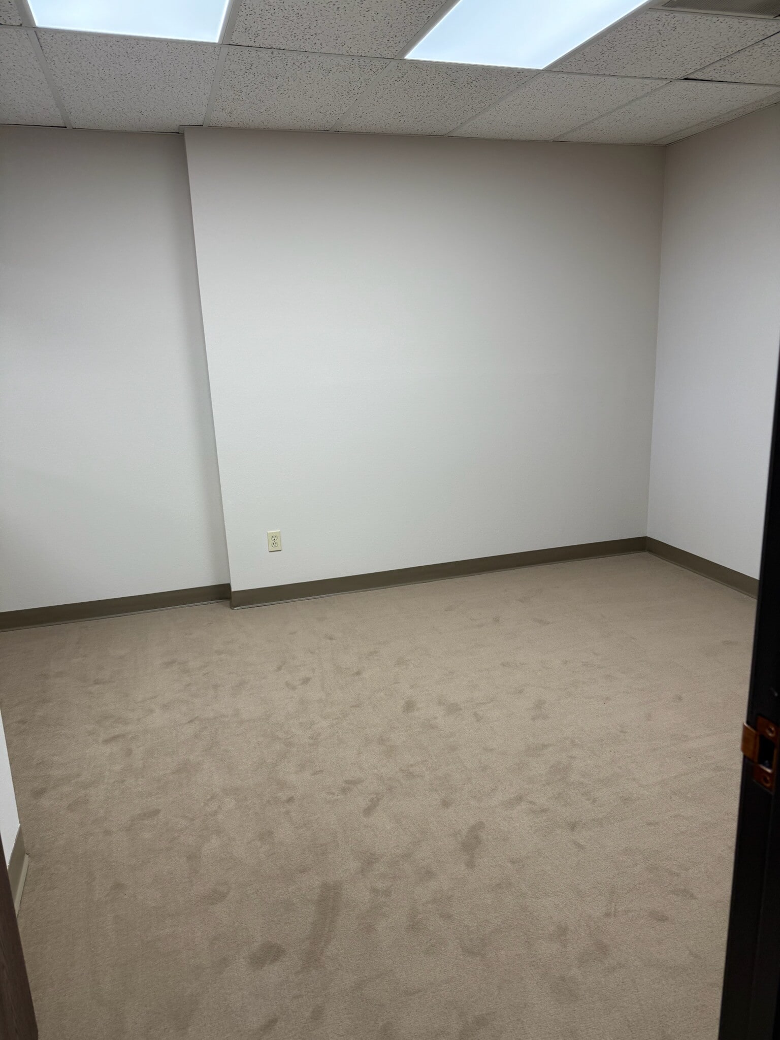 2140 Eastman Ave, Ventura, CA à louer Photo intérieure– Image 1 sur 8