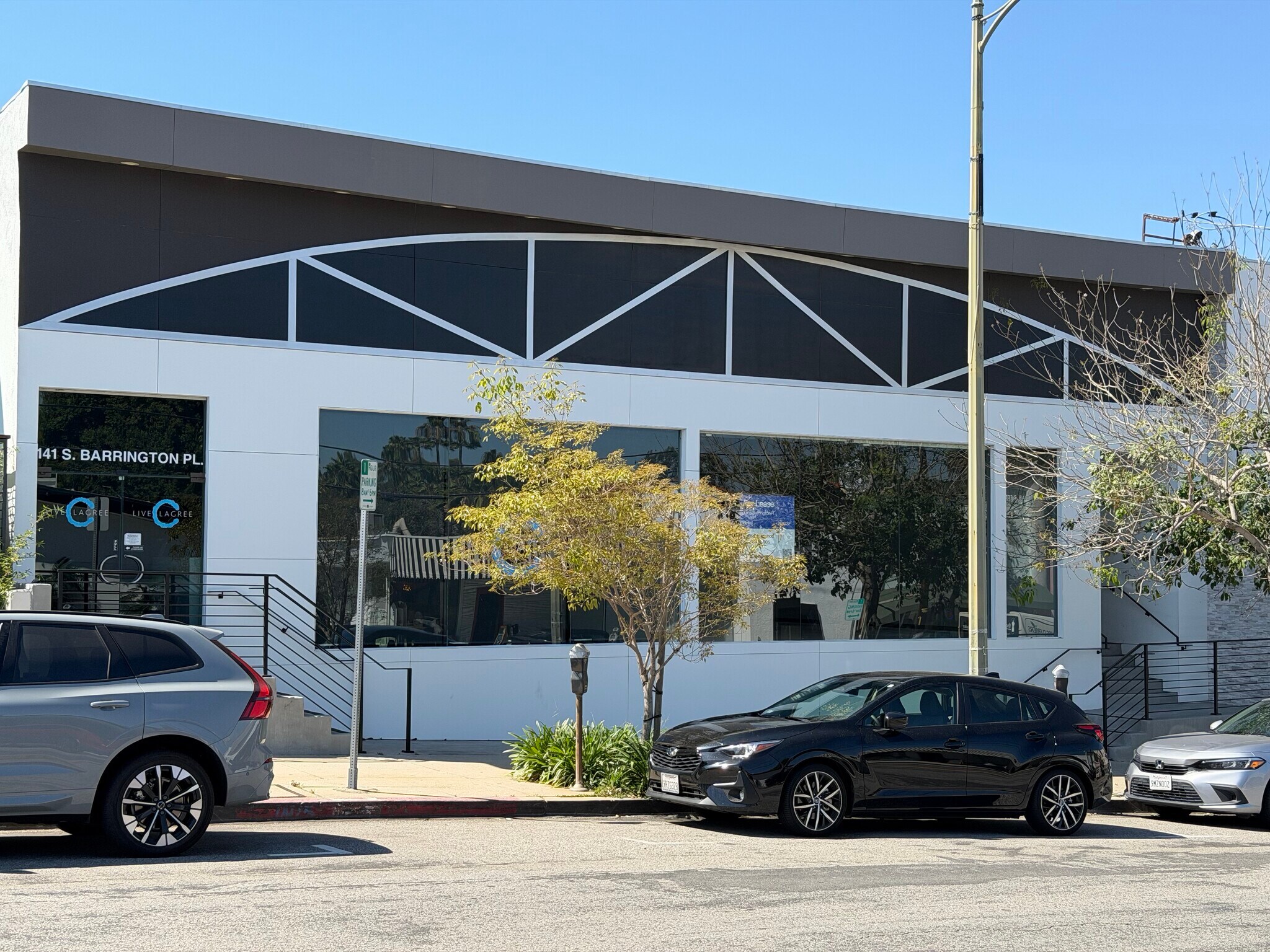 137-141 S Barrington Pl, Los Angeles, CA à louer Photo principale– Image 1 sur 9