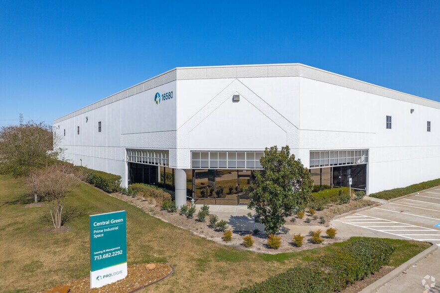 16580 Air Center Blvd, Houston, TX à louer - Photo de l’immeuble – Image 3 sur 6