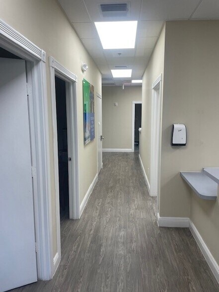 2501-2543 Burns Rd, Palm Beach Gardens, FL à louer - Photo de l’immeuble – Image 2 sur 15