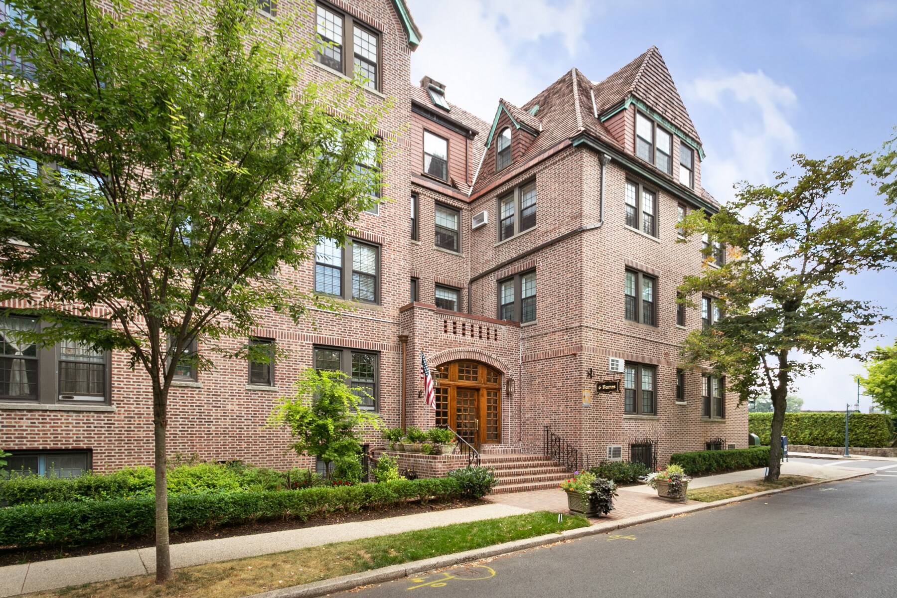 6 Burns St, Forest Hills, NY à louer Photo de l’immeuble– Image 1 sur 2