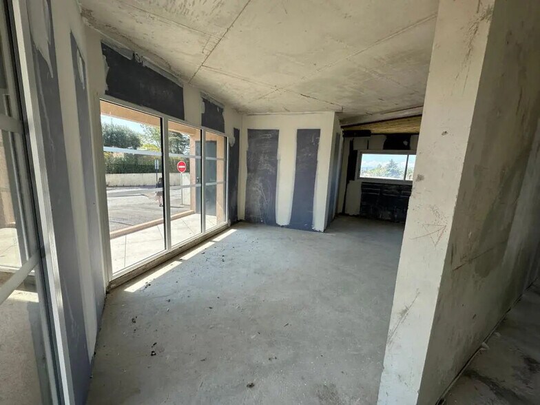 Local d’activités dans Fréjus à louer - Photo de l’immeuble – Image 3 sur 5