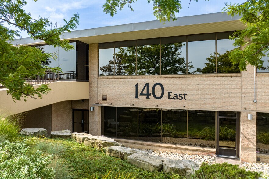 140 Renfrew Dr, Markham, ON à louer - Photo de l’immeuble – Image 2 sur 3