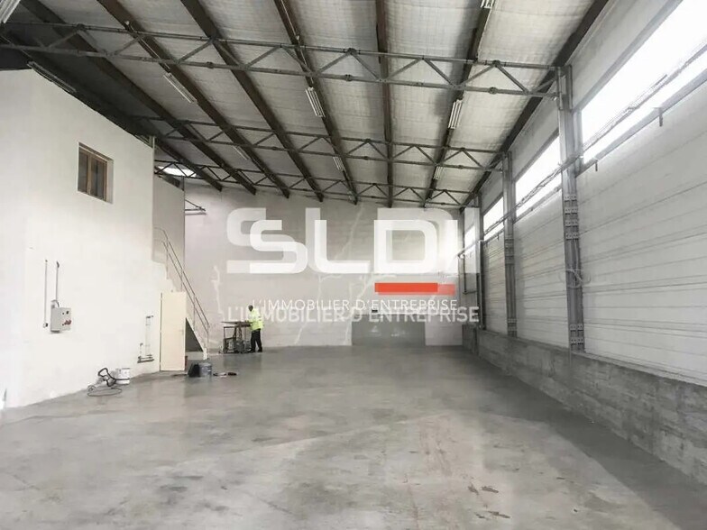 Bureau dans Chassieu à louer - Photo de l’immeuble – Image 3 sur 8