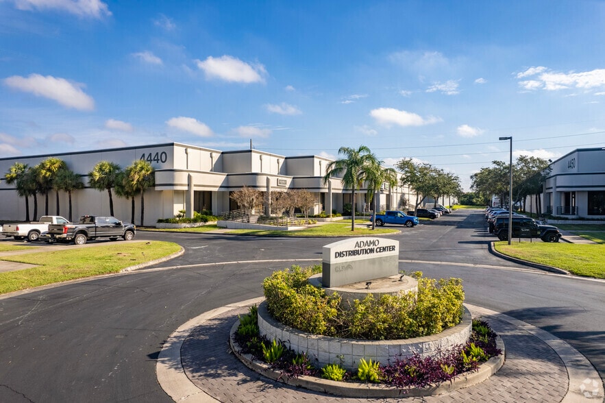 4440 E Adamo Dr, Tampa, FL à louer - Photo de l’immeuble – Image 2 sur 9
