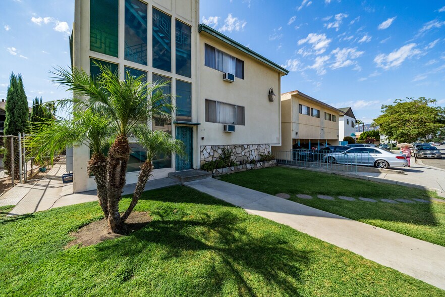 214 E Chevy Chase Dr, Glendale, CA à vendre - Photo de l’immeuble – Image 3 sur 28