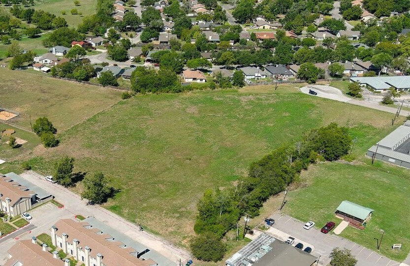 215 Commercial dr, Taylor, TX à vendre - Photo principale – Image 2 sur 2