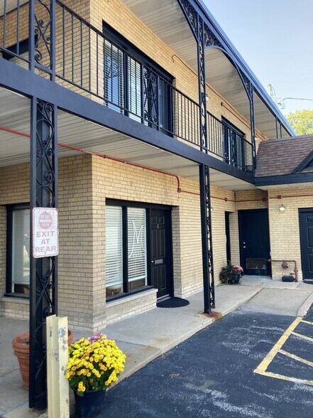 381 N York Rd, Elmhurst, IL à louer - Photo de l’immeuble – Image 2 sur 12