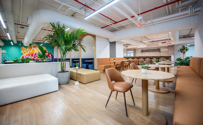 Plus de détails pour 1100 Brickell Bay Dr, Miami, FL - Coworking à louer