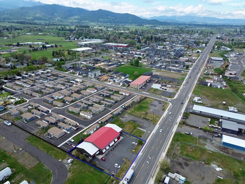806 S Pacific Hwy, Talent, OR à louer - Photo de l’immeuble – Image 3 sur 6