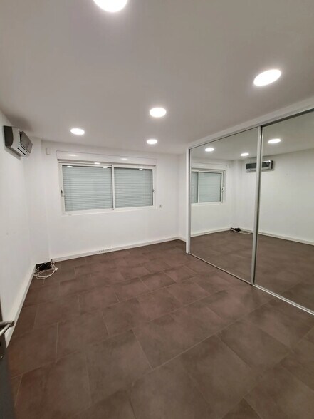 Local d'activités dans Roquebrune-sur-Argens à vendre - Photo intérieure – Image 2 sur 5