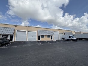 1200-1340 Stirling Rd, Dania Beach, FL à louer Photo de l’immeuble– Image 1 sur 7