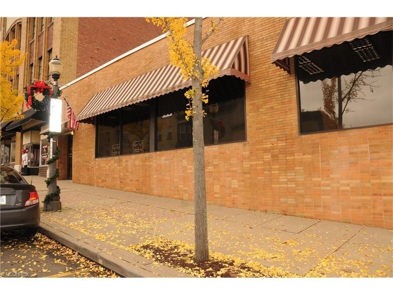 121 E Main St, Saint Clairsville, OH à louer - Photo de l’immeuble – Image 2 sur 13