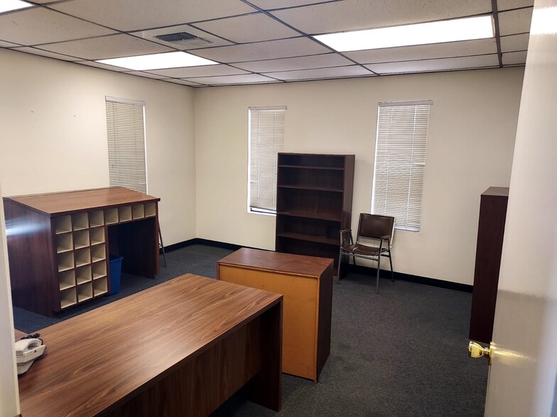 10208 Poplar Ave, Fontana, CA à louer - Photo de l’immeuble – Image 2 sur 2
