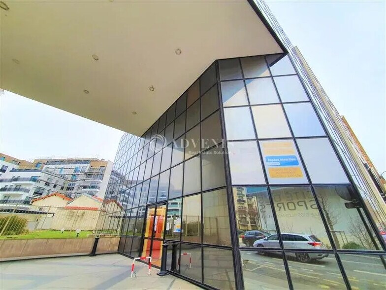 Bureau dans Issy-les-Moulineaux à vendre - Photo de l’immeuble – Image 2 sur 11