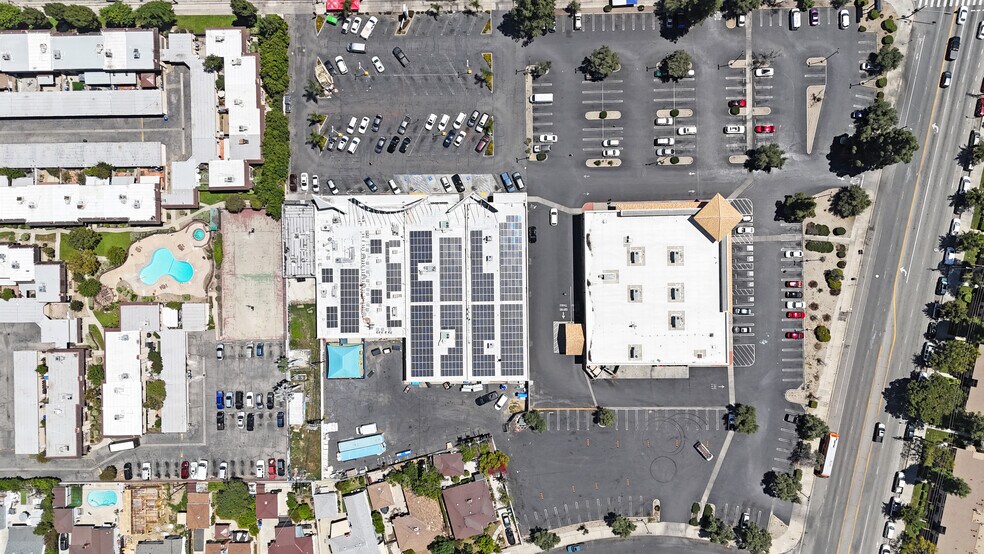 9750 Woodman Ave, Arleta, CA à louer - Photo de l’immeuble – Image 3 sur 4
