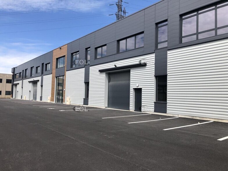 Local d’activités dans Villeneuve-la-Garenne à louer - Photo de l’immeuble – Image 2 sur 6