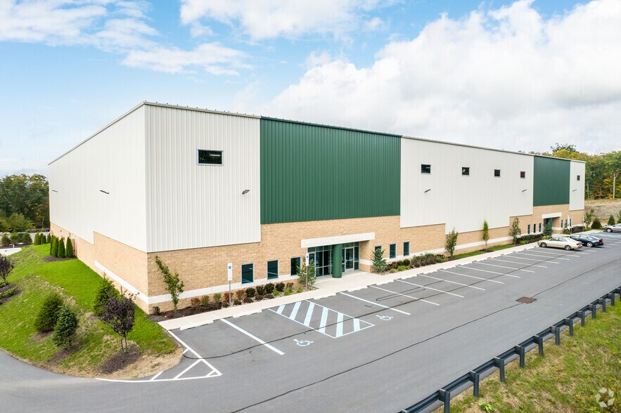 560-570 Research Dr, Pittston Township, PA à louer - Photo de l’immeuble – Image 1 sur 5