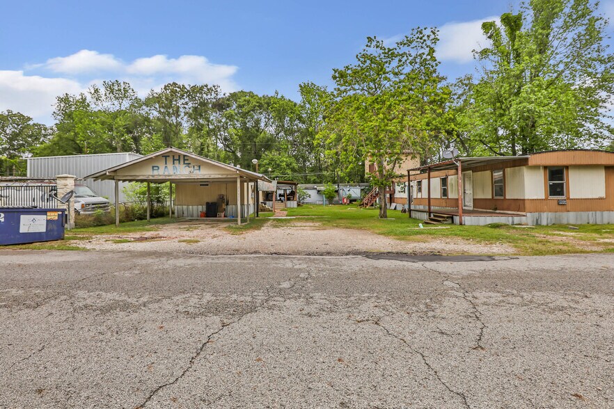 21061 Brazos Dr, New Caney, TX à vendre - Photo de l’immeuble – Image 2 sur 13