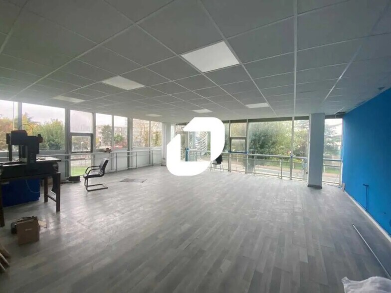 Local d’activités dans Osny à louer - Photo de l’immeuble – Image 2 sur 8