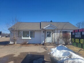 550 S Knowles Ave, New Richmond, WI à louer Photo de l’immeuble– Image 1 sur 11