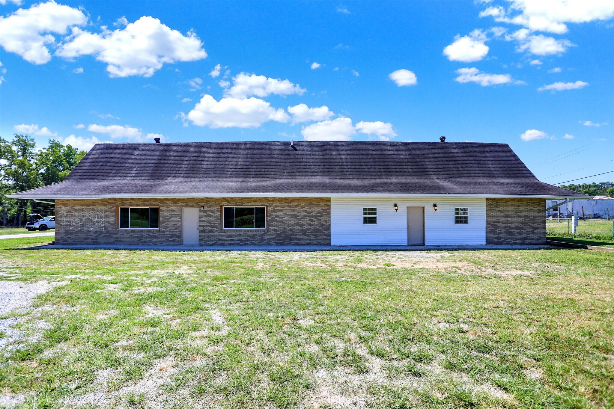 575 W County Road 175 S, Connersville, IN à vendre Photo de l’immeuble– Image 1 sur 30