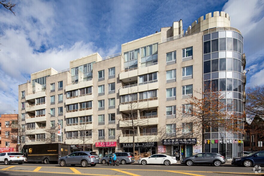 13203 Sanford Ave, Flushing, NY à vendre - Photo principale – Image 1 sur 8