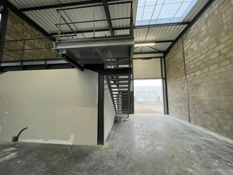 Local d’activités dans Décines-Charpieu à louer - Photo intérieure – Image 3 sur 6