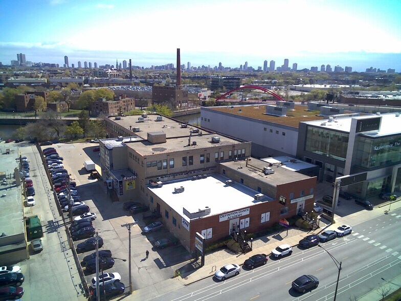 2525 N Elston Ave, Chicago, IL à louer - Photo de l’immeuble – Image 1 sur 7