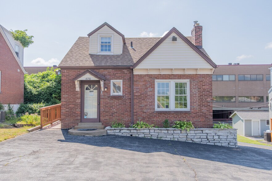 4150 Crescent Dr, Saint Louis, MO à vendre - Photo de l’immeuble – Image 1 sur 27