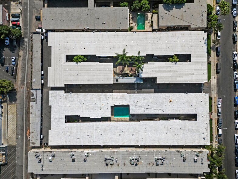69 Units | Canoga Park CA portefeuille de 2 biens à vendre sur LoopNet.fr - Photo de l’immeuble – Image 3 sur 9