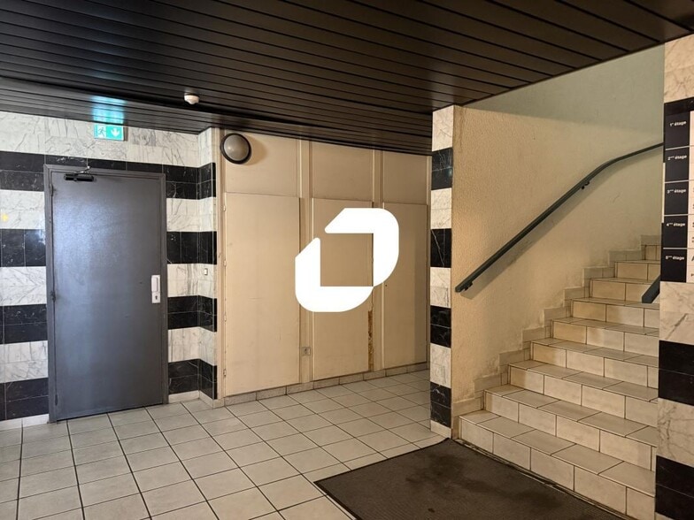 Bureau dans Grenoble à louer - Hall d’entrée – Image 2 sur 12