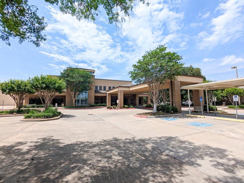 1111 Augusta Dr, Houston, TX à louer - Photo de l’immeuble – Image 1 sur 15