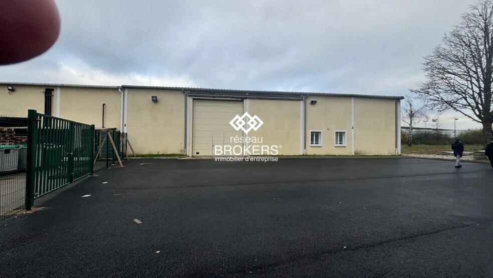 Local d’activités dans Coignières à louer - Photo de l’immeuble – Image 1 sur 4