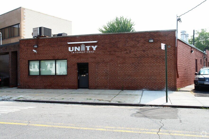 6521 Fresh Meadow Ln, Fresh Meadows, NY à vendre - Photo de l’immeuble – Image 3 sur 4